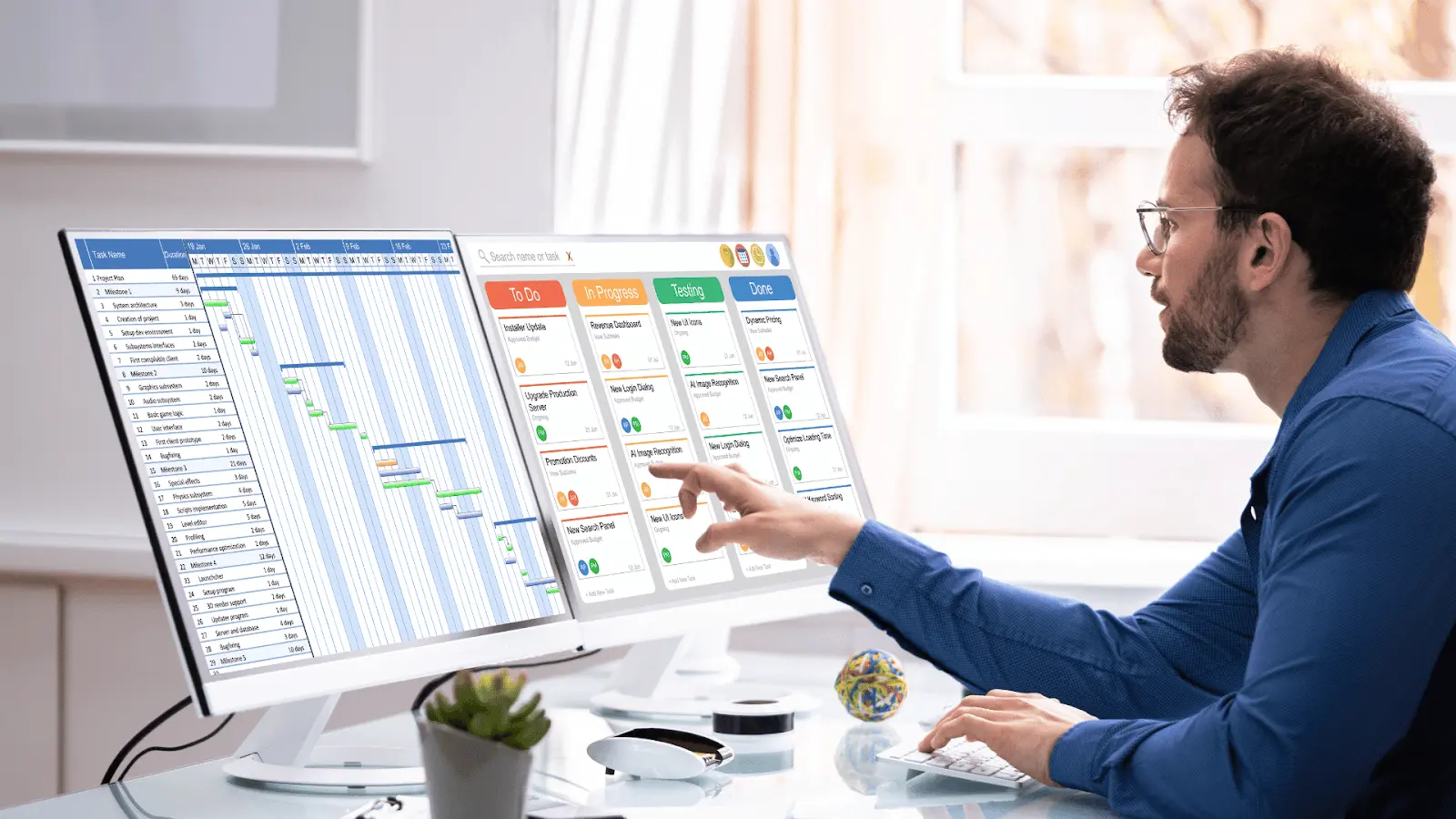 Une image montrant une personne entrain d'organiser le calendrier editorial sur son ordinateur